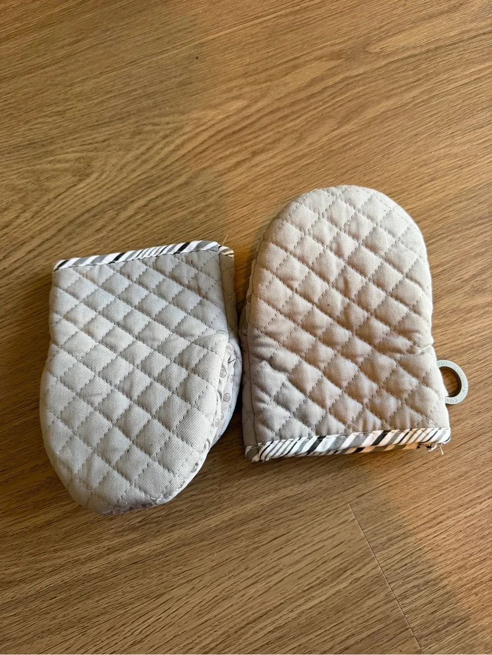 Cuisinart Quilted Mini Oven Mitts Pot Holders Gray Set of 2 Silicone Grip